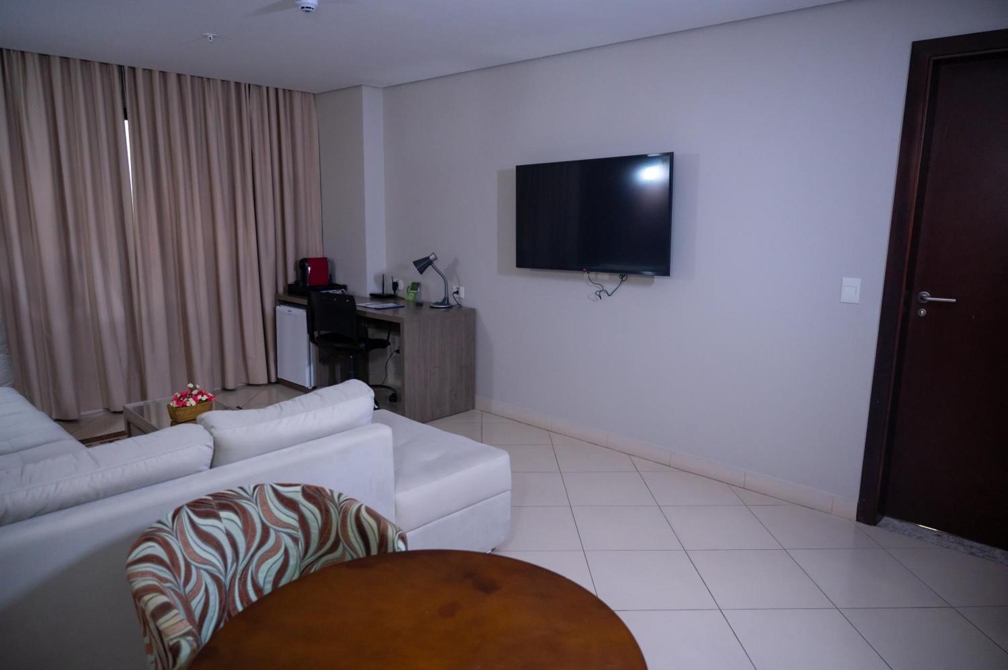 Hotel Inter Cuiaba Εξωτερικό φωτογραφία A living room with a television set