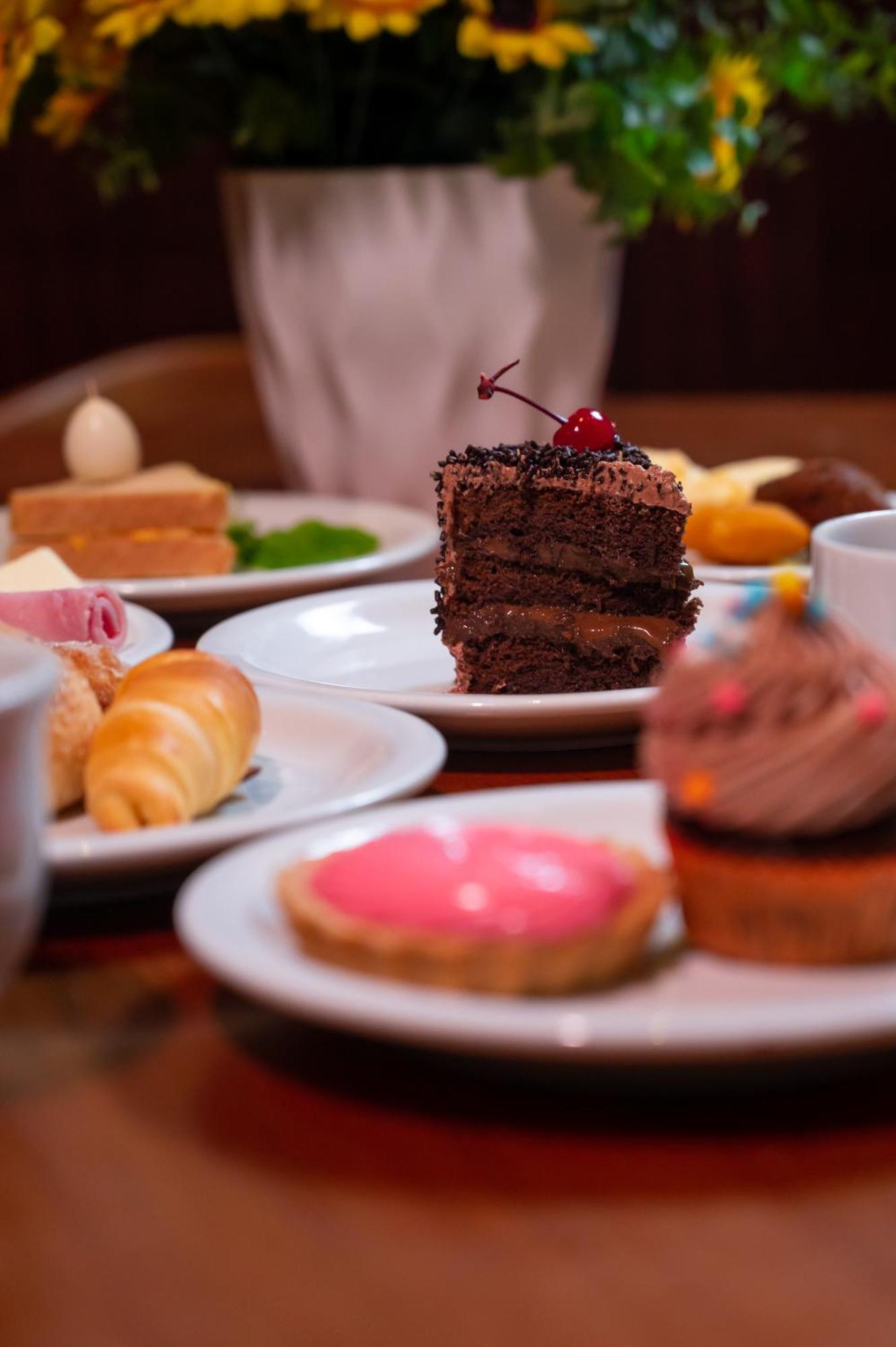 Hotel Inter Cuiaba Εξωτερικό φωτογραφία A selection of cakes